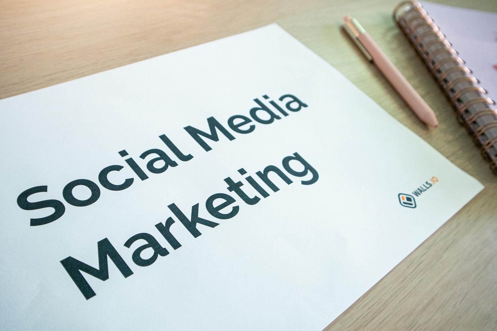 Ilustrasi strategi digital marketing 2026 dengan tren AI, konten video, dan personalisasi omnichannel