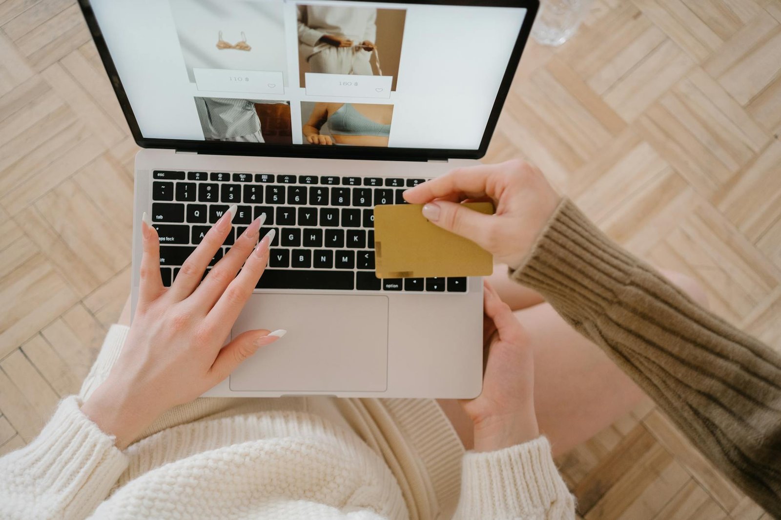 Ilustrasi cara memulai bisnis online tanpa modal dengan laptop, smartphone, dan strategi pemasaran digital