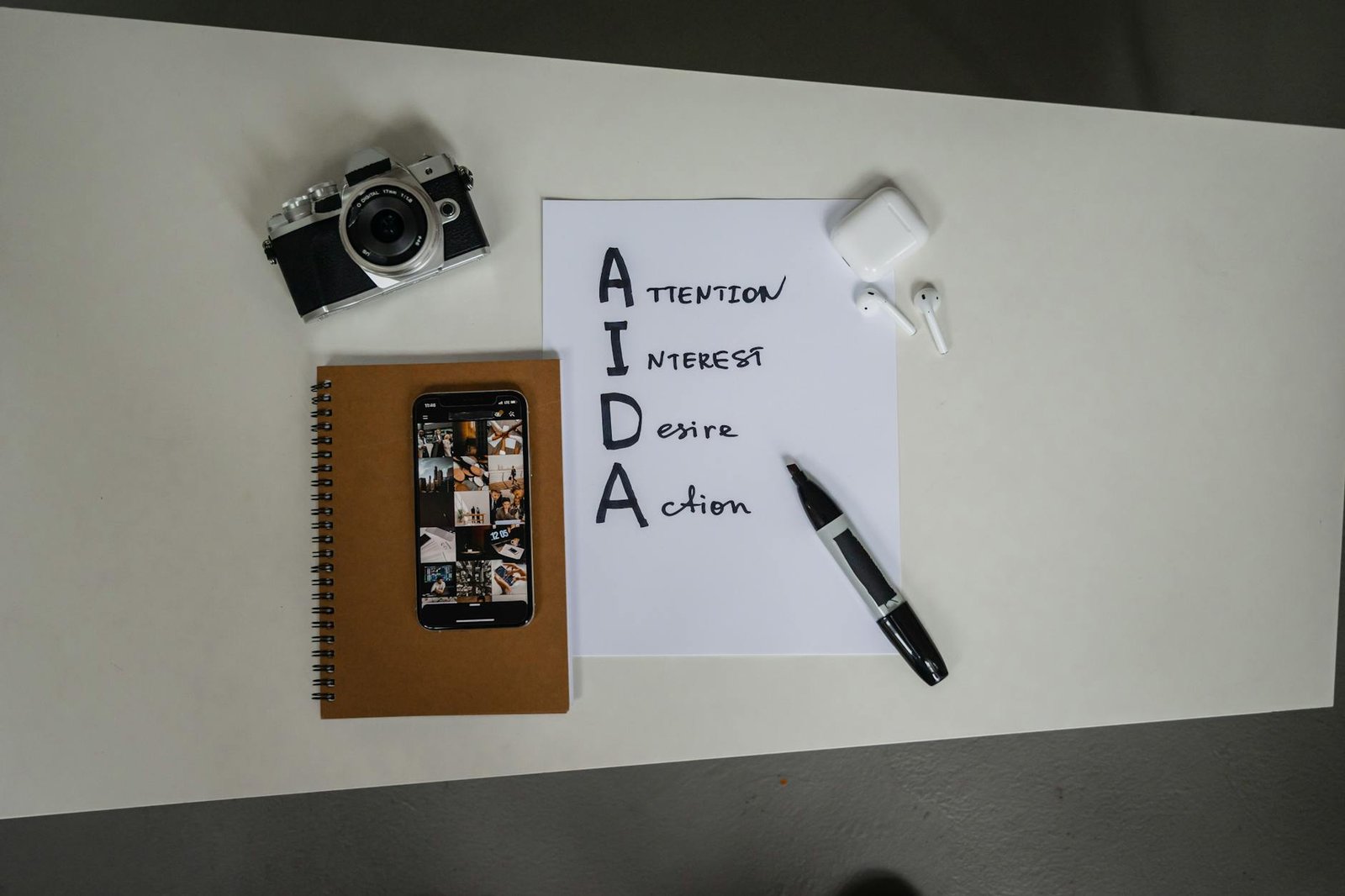 Ilustrasi strategi digital marketing 2026 dengan AI, data analytics, dan konten personalisasi.