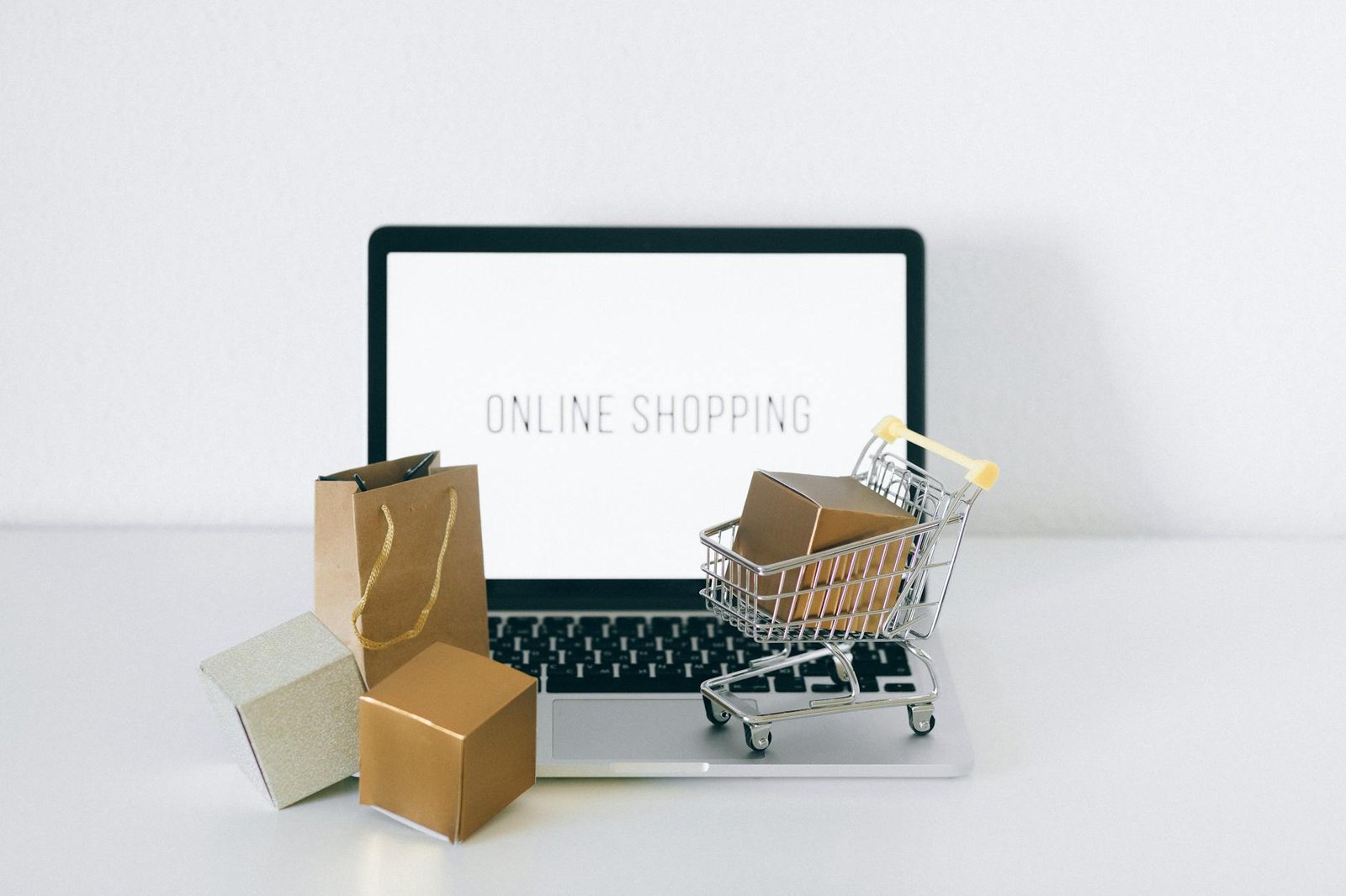 Ilustrasi orang memulai bisnis online tanpa modal dengan laptop dan kopi.