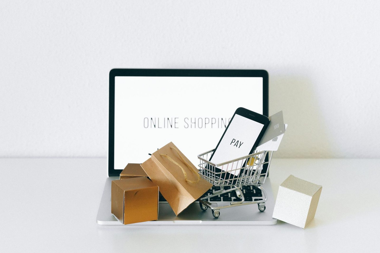Ilustrasi peluang bisnis online tanpa modal, menampilkan laptop, smartphone, dan grafis pertumbuhan penjualan