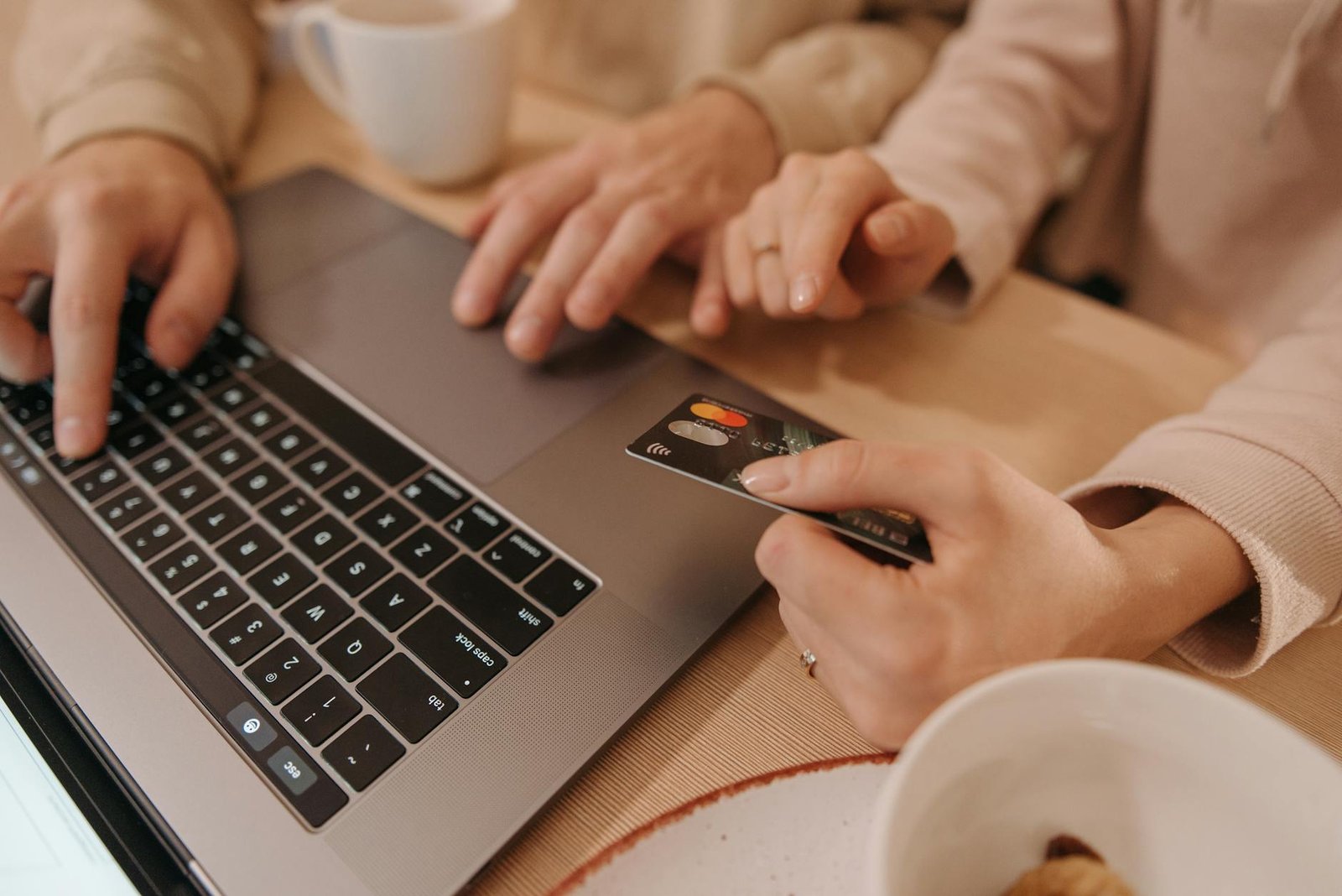 Ilustrasi peluang bisnis online tanpa modal dengan laptop dan ide kreatif