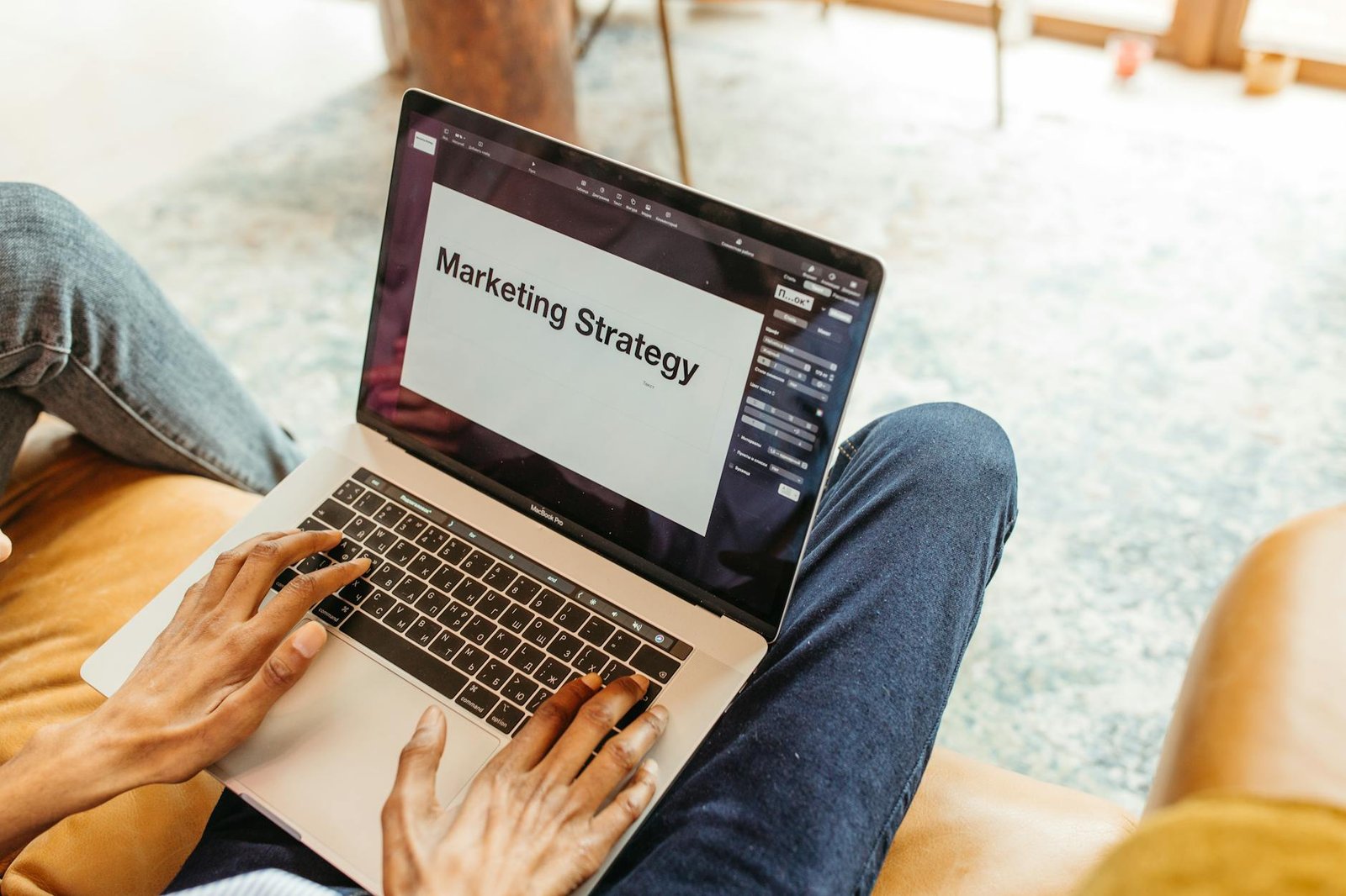 Ilustrasi strategi digital marketing 2026 dengan tren AI, video short, dan personalisasi konten