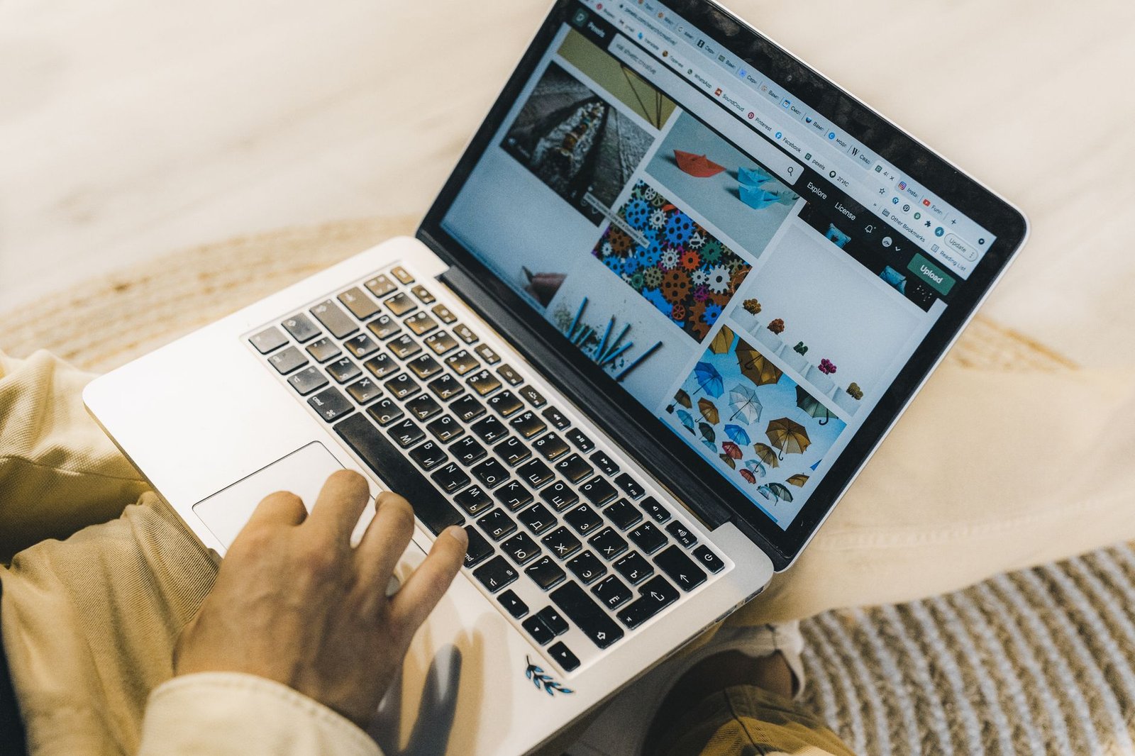 Ilustrasi peluang bisnis online tanpa modal, contoh usaha kreatif di laptop dan smartphone