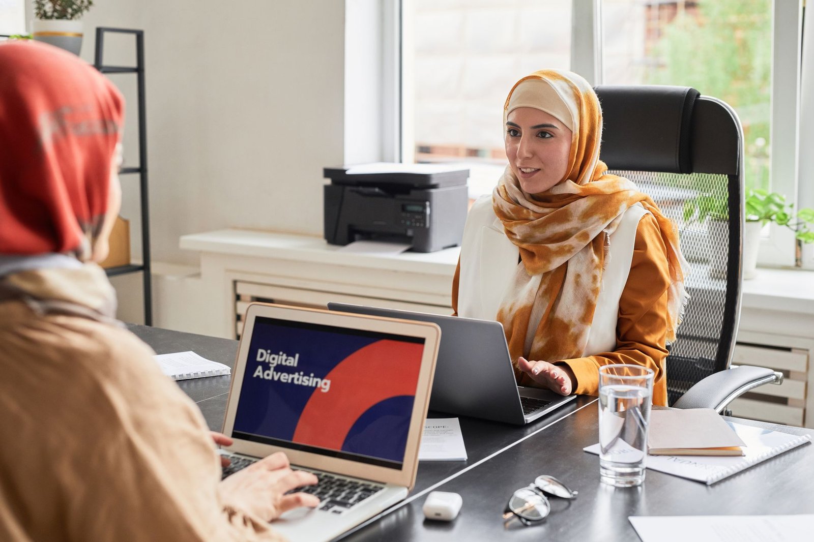 Ilustrasi strategi digital marketing 2026 dengan tren AI, video pendek, dan personalisasi omnichannel